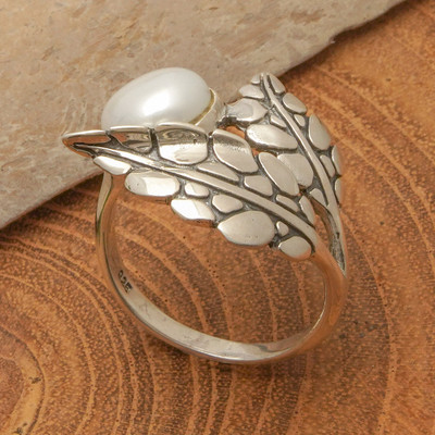 Cultured pearl cocktail ring, 'Leaf Splendor' - Textured Cultured Pearl Silver Cocktail Ring with Leaf Motif