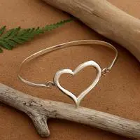 Sterling silver pendant bracelet, 'Dancing Heart' - Heart-Themed High-Polished Sterling Silver Pendant Bracelet