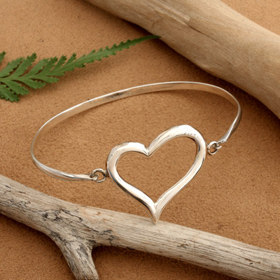 Sterling silver pendant bracelet, 'Dancing Heart' - Heart-Themed High-Polished Sterling Silver Pendant Bracelet