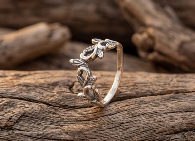 Sterling silver cocktail ring, 'Leaf Crown' - Delicate Leaf Crown Style Curling Vine Silver Cocktail Ring