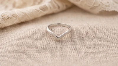 Sterling silver band ring, 'Hammered Chevron' - Chevron-Themed Modern Silver Band Ring with Hammered Finish