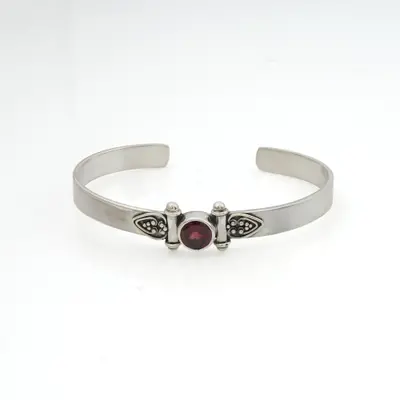 Garnet cuff bracelet, 'Seductive Heart' - Heart-Themed Cuff Bracelet with a 1-Carat Natural Garnet