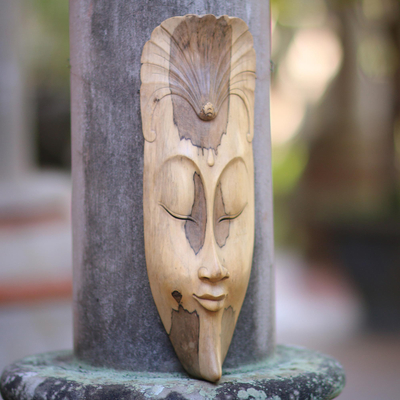 Máscara de madera, 'Máscara con flor' - Máscara de madera de Indonesia