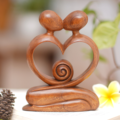 Holzskulptur „Liebe meines Lebens“ – Handgeschnitzte romantische Holzskulptur