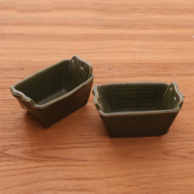 Steinzeug-Keramikschalen, „Folded Bananas“ (Paar) - Grüne Steinzeug-Keramikschalen (Paar)