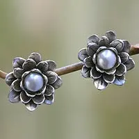 Pendientes flor perla - Aretes de botón de plata esterlina y perla floral