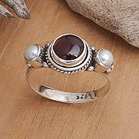Perlen- und Granatring, „Harmonie der Gegensätze“ – Indonesischer Ring aus Sterlingsilber und Granat