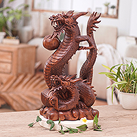 Estatuilla de madera, 'Dragones enrollados' - Escultura de madera hecha a mano