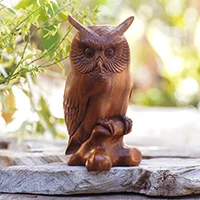 Estatuilla de madera, 'Búho crestado' - Escultura de pájaro de madera de comercio justo