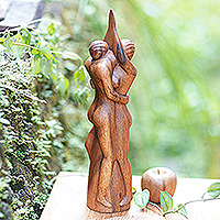 Estatuilla de madera, 'Pareja de Enamorados' - Escultura Romántica en Madera de Suar