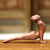 Holzskulptur „Yoga-Kobra-Pose“ – echte Holzskulptur