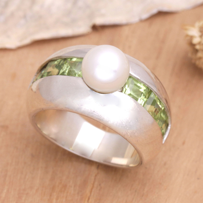 Anillo de cóctel de perlas cultivadas y peridoto, 'Heart Song' - Anillo único de plata con perlas cultivadas y peridoto