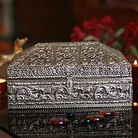 Caja de joyería de latón, 'Cofre floral' - Caja de joyería de latón floral hecha a mano