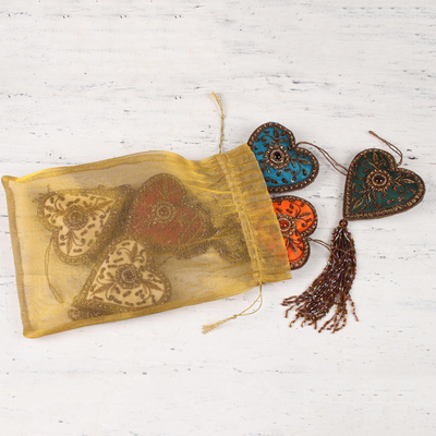 Perlenschmuck, 'Jahreszeit der Liebe' (6-teiliger Satz) - Indische farbenfrohe handgemachte Perlenherz-Ornamente (6er-Set)