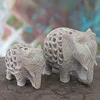 Specksteinskulpturen, „Elephant Duet“ (2er-Set) - Handgeschnitzte Jali-Skulpturen aus Speckstein (Paar)