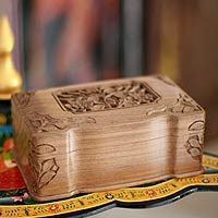 Caja de joyería de nogal, 'Atracción eterna' - Caja de joyería de madera floral de comercio justo