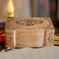 Caja de joyería de madera, 'Ivy Cameo' - Caja de joyería de madera tallada a mano