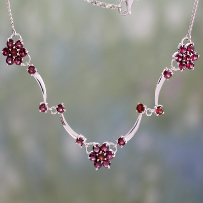 Collar flores granate - Flores de granate en collar de plata esterlina de la India
