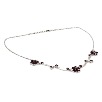 Granat-Blumenhalskette - Granatblüten an einer Halskette aus Sterlingsilber aus Indien