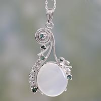 Mondstein- und Smaragd-Halskette, „Enchanted Moon“ – Fair-Trade-Schmuck Halskette aus Sterlingsilber und Mondstein