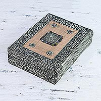 Caja de joyería de latón, 'Revelaciones' - Caja de joyería de latón Repousse hecha a mano
