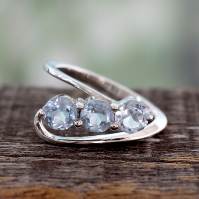 Blauer Topas-Ring mit 3 Steinen - Handgefertigter Blautopas-Silberring mit drei Steinen