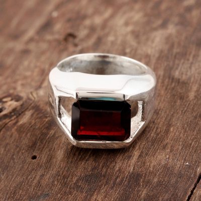 Garnet signet ring, 'Discreet Incandescence' - Garnet signet ring