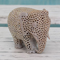 Escultura de esteatita, 'Madre de trillizos' - Escultura de elefante de esteatita Jali tallada a mano