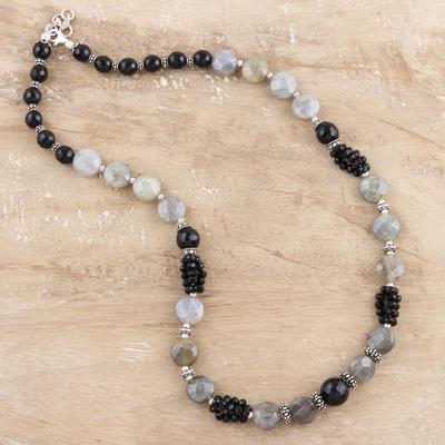 Perlenkette aus Onyx und Labradorit, „Mysterious Moonlight“ – Perlenkette aus Onyx und Labradorit