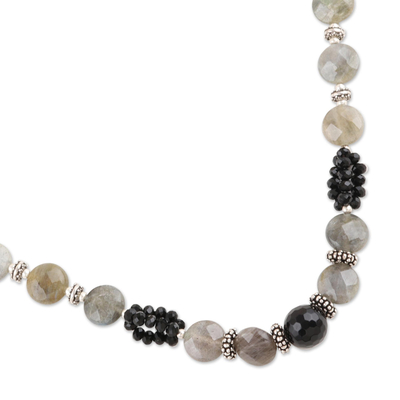 Perlenkette aus Onyx und Labradorit, „Mysterious Moonlight“ – Perlenkette aus Onyx und Labradorit