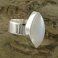 Regenbogen-Mondstein-Solitärring, „Asymmetrie“ – handgefertigter moderner Ring aus Sterlingsilber und Mondstein