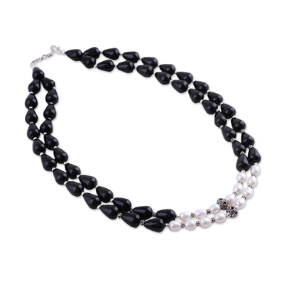 Halskette aus Perlen und Onyxsträngen - Halskette aus Perlen und Onyxsträngen