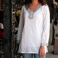 Perlenbesetzte Baumwollbluse, „Dazzling White“ – besticktes Tunika-Oberteil aus Fair-Trade-Baumwolle