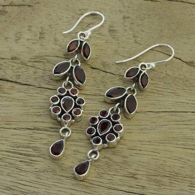 Granatblüten-Ohrringe - Handgefertigte florale Ohrringe aus Sterlingsilber und Granat
