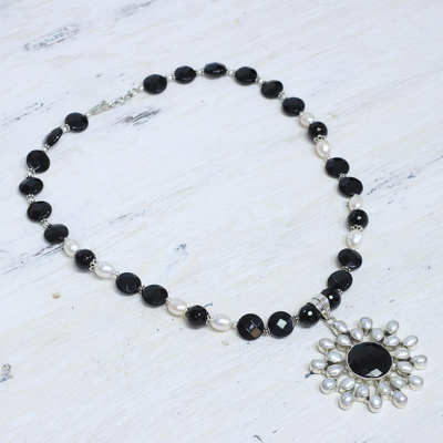 Perlen- und Onyxblumen-Halskette - Kunsthandwerklich gefertigte Halskette aus Sterlingsilber mit Perlen und Onyx