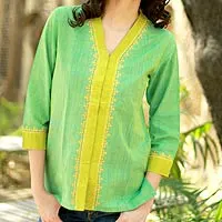 Blusa de algodón - Blusa de algodón bordada en verde y amarillo