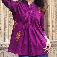 Baumwollbluse, „Wine Delight“ – Paisley-Baumwoll-Blusenoberteil mit Stickerei aus Indien