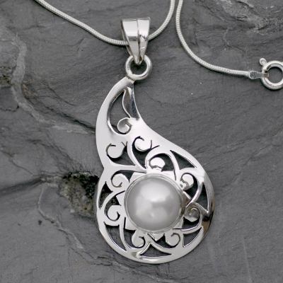 Pearl floral necklace, 'Floral Legend' - Hand Made Pearl and Silver Pendant Necklace