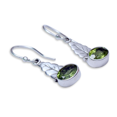 Pendientes colgantes de peridoto, 'Hojas verdes' - Pendientes artesanales de peridoto y plata de ley