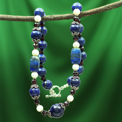 Halskette aus Lapislazuli und Perlensträngen, „India Sky“ – Halskette aus Lapislazuli und Perlensträngen