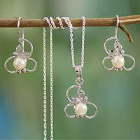 Cultured pearl jewelry set, 'Pure Refinement' - Hand Crafted Cultured Pearl Jewelry Set in Sterling Silver