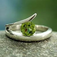 Anillo solitario peridoto - Anillo de peridoto solitario hecho a mano de forma artesanal de la India