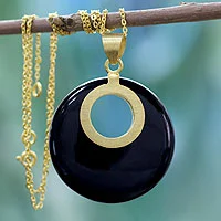 Gold-Vermeil-Onyx-Anhänger-Halskette, „Skylight“ – Gold-Vermeil-Onyx-Halskettenschmuck aus Indien