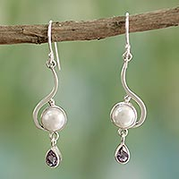 Pendientes colgantes de perlas cultivadas y amatista, 'Cloud Sonnet' - Pendientes y perlas de plata de ley hechos a mano de la India