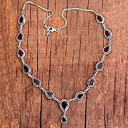 Granat-Y-Halskette, „Halo of Beauty“ – Granat-Halskette aus Sterlingsilber, von Künstlern gefertigter Schmuck