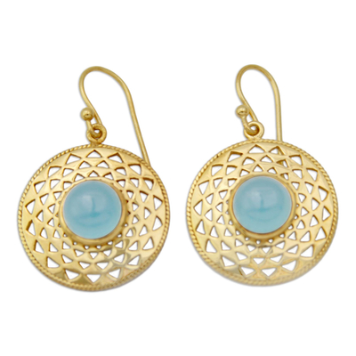 Gold-Vermeil-Ohrhänger, „Jaipur Suns“ – Blaue Chalcedon-Ohrringe aus Gold-Vermeil