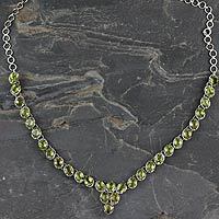 Collar con colgante de peridoto, 'Cascading Light'