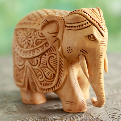 Escultura de madera, (4 pulgadas) - Escultura de elefante de madera tallada a mano en la India (4 pulgadas)