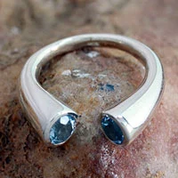 Anillo envolvente de topacio azul, 'Face to Face' - Anillo de topacio azul de plata de ley de 2 quilates de la India