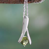 Collar colgante de peridoto, 'Silver Flare' - Collar moderno de plata de ley y peridoto de comercio justo